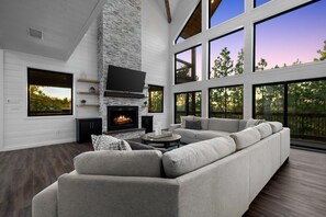 Smart TV, fireplace, video games - Pool Table, Arcades, Great Views, Pets, Lazy Bear Retreat (Broken Bow)