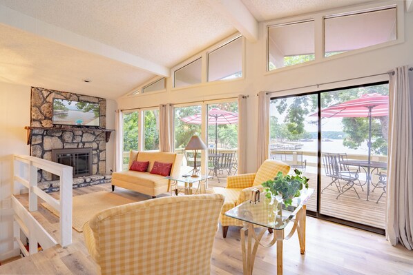 TV, fireplace - Two Family Vacation Homes, gentle shoreline, dock/slip, plenty of parking. Walk to Alhonna for the pool (Lake Ozark)