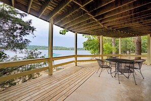 Outdoor dining - Two Family Vacation Homes, gentle shoreline, dock/slip, plenty of parking. Walk to Alhonna for the pool (Lake Ozark)