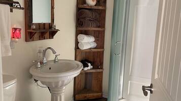 Douche, serviettes fournies, savon, papier toilette