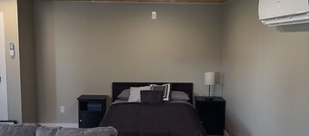 WATER FRONT & BACK 4 SEASON GETAWAY AT THE BAY.
Relax with family & friends.