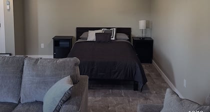 WATER FRONT & BACK 4 SEASON GETAWAY AT THE BAY.
Relax with family & friends.