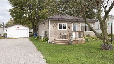 WATER FRONT & BACK 4 SEASON GETAWAY AT THE BAY.
Relax with family & friends.