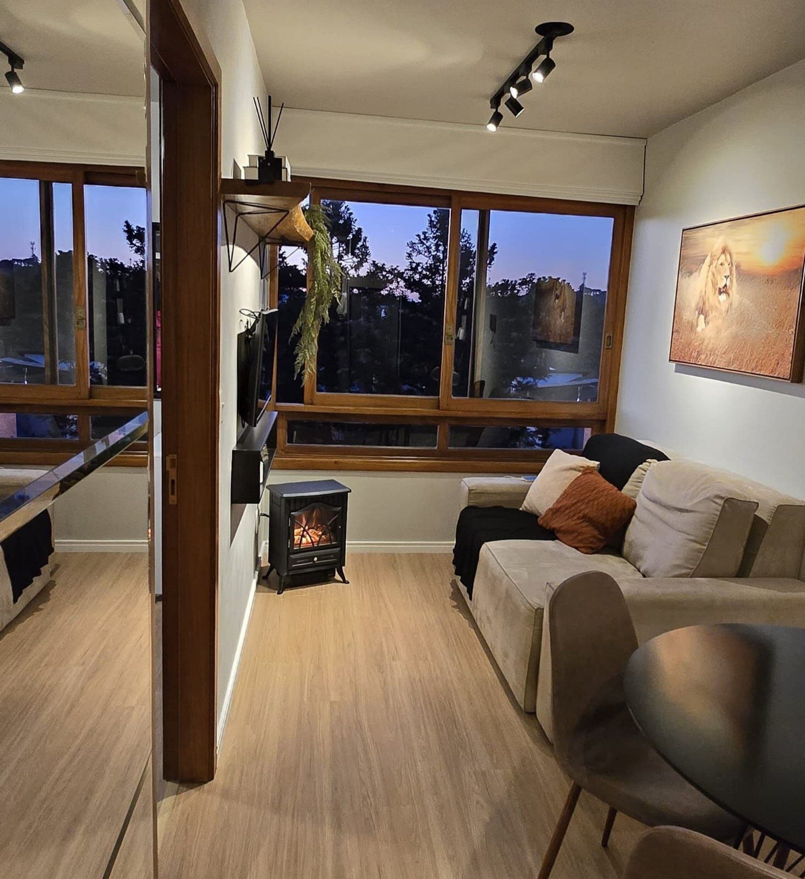 Apartamento básico | Área de estar | TV de tela plana