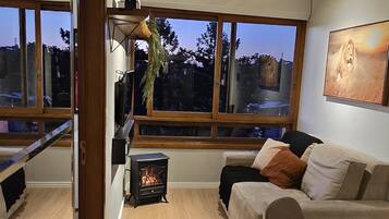 Apartamento básico | Área de estar | TV de tela plana