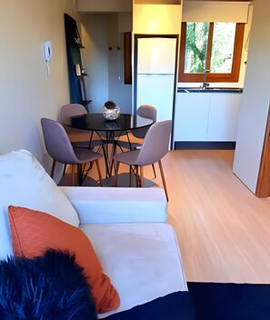 Basic Apartment | Dining