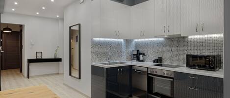 Frigorífico, horno, placa de cocina y lavavajillas