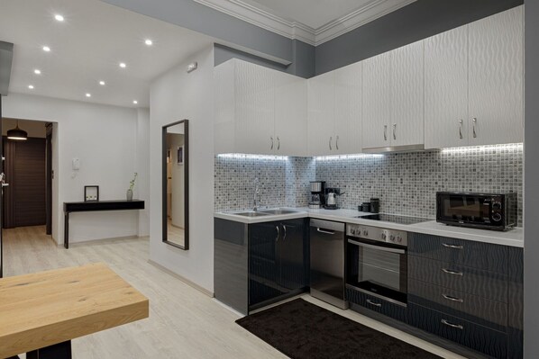 Frigorífico, microondas, horno y placa de cocina