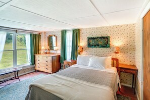 4 bedrooms, desk, iron/ironing board, Internet - Hawley Home w/ Deck & Mtn Views: Swim, Ski & More! (Hawley)