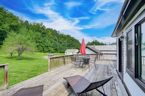 Outdoor dining - Hawley Home w/ Deck & Mtn Views: Swim, Ski & More! (Hawley)