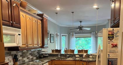 BIG ISLAND TIME Lakefront Family Vacation Home-4 Bd-3.5 Bth-Sleeps15-Cove-Dock