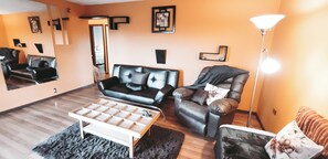 Eenvoudig huis | Woonruimte | Flatscreentelevisie