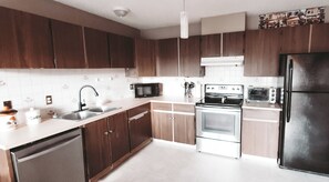 Eenvoudig huis | Privékeuken | Een koffiezetapparaat/waterkoker, een waterkoker, een broodrooster