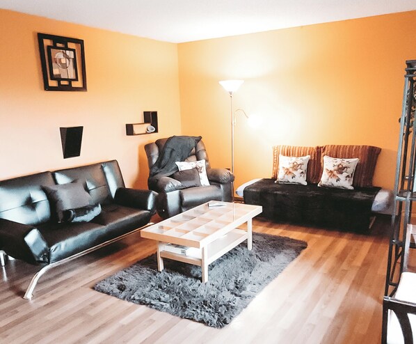 Basic House | Living area | Flat-screen TV - The Canary 223 (Calgary)