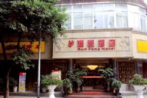 A building with a sign that reads 'Run Feng Hotel.' - Runfeng Hotel (Meishan)