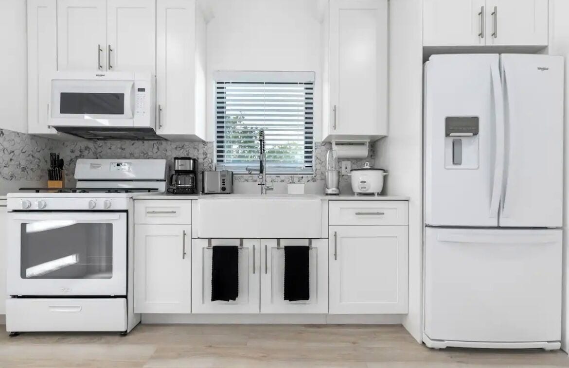 Frigorífico, microondas, horno y placa de cocina