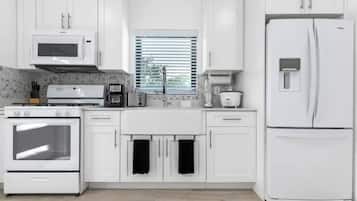 KĂŒhlschrank, Mikrowelle, Ofen, Herdplatte