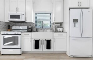 Een koelkast, een microgolfoven, een oven, een kookplaat