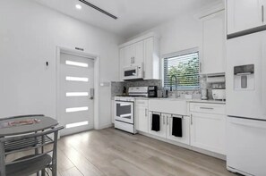 Een koelkast, een microgolfoven, een oven, een kookplaat