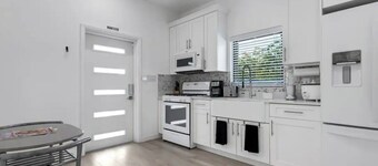 Brand new build, 10 min stroll to the beach, 7 min drive to stores/restaurants 