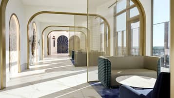 2 bars/lounges, gastropub, lobby lounge