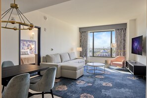 Celestial Suite (Dedicated Entrance to Epic Universe**) | 客房内保险箱、办公桌、笔记本电脑工作区、熨斗/熨衣板