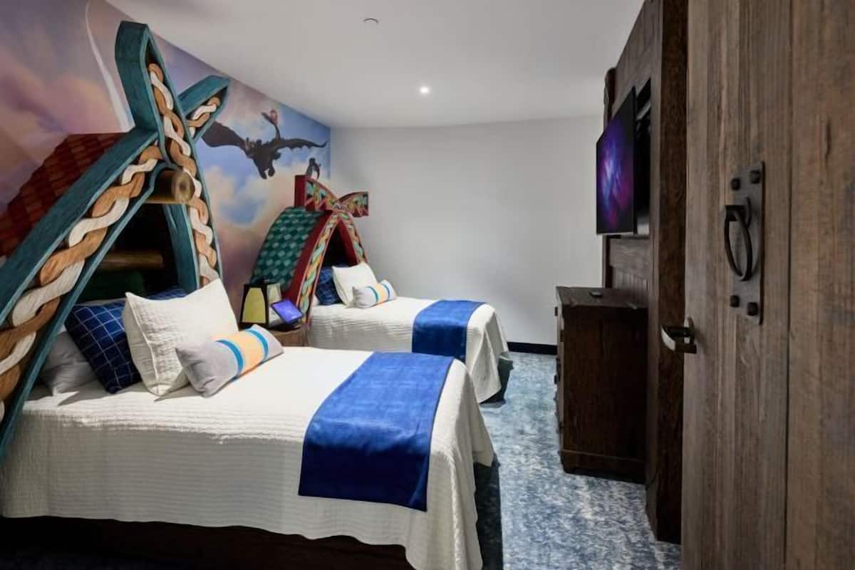 Een kluis op de kamer, een bureau, een laptopwerkplek