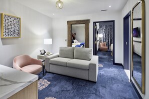 客房内保险箱、办公桌、笔记本电脑工作区、熨斗/熨衣板