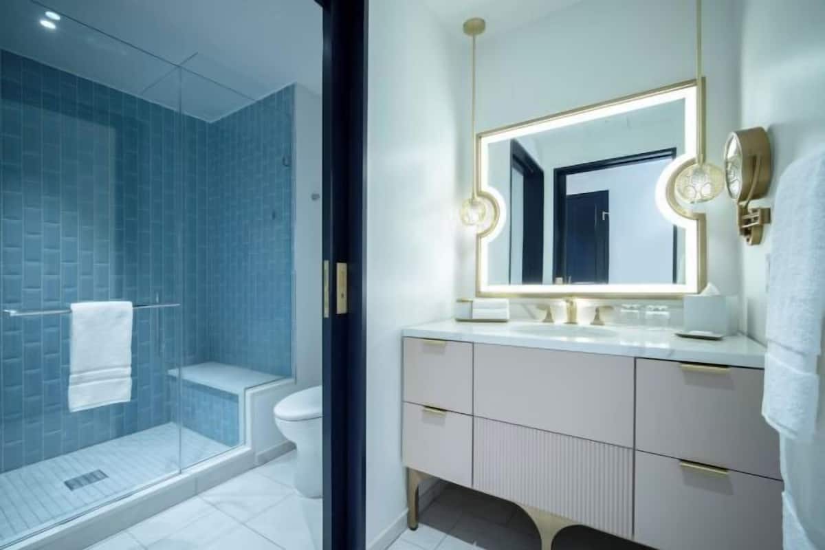 Een bad/douchecombinatie, gratis toiletartikelen, een haardroger