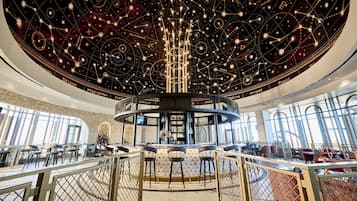 2 bars/lounges, gastropub, lobby lounge