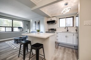 Frigorifero, forno, piano cottura, macchina per tè/caffè