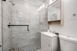 シャワー、ヘアドライヤー、タオル、石鹸