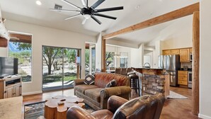 Living area - Hot Tub-Pool-Amazing Views! Sleeps 18! (Tucson)