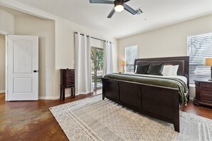 5 chambres, bureau, fer et planche à repasser, lit parapluie