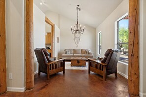 Smart-tv, pejs, bøger, computerskærme