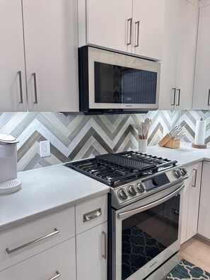 Geladeira, micro-ondas, fogão, cooktop
