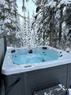 Outdoor spa tub - Bright renovated 1 bed/1 bath suite steps from the skiway! Private hot tub too (Silver Star Mountain)