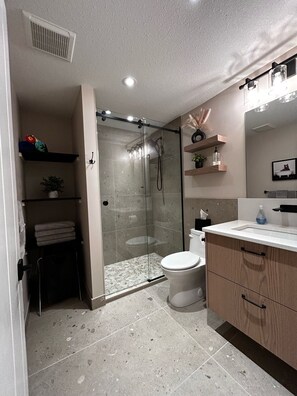 Shower, hair dryer, towels, soap - Bright renovated 1 bed/1 bath suite steps from the skiway! Private hot tub too (Silver Star Mountain)