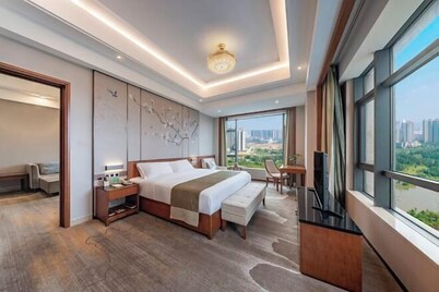 Hua He International Hotel