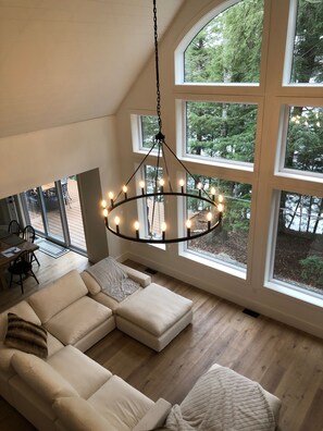 Smart-TV, peis og bøker