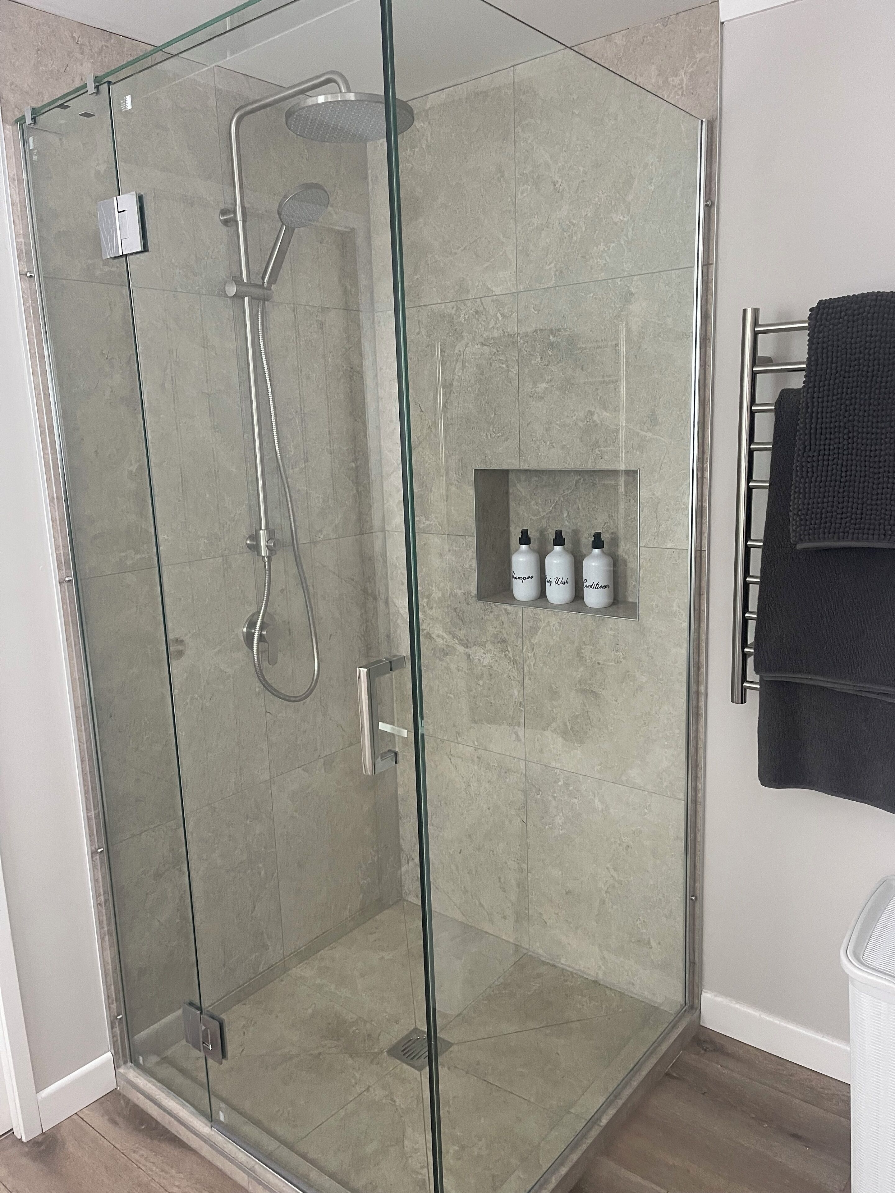 Een douche, een haardroger, handdoeken, zeep