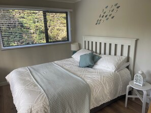 2 habitaciones, tabla de planchar con plancha, wifi y ropa de cama