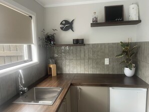 Réfrigérateur, micro-ondes, cafetière/bouilloire, bouilloire électrique