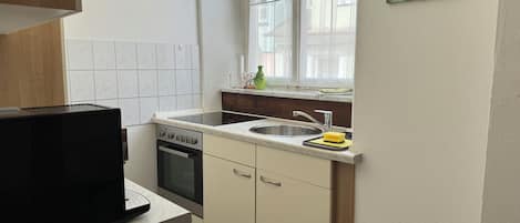 Réfrigérateur, four, plaque de cuisson, cafetiÚre/bouilloire