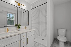 Hair dryer, towels, toilet paper - Wofford Guest Charming 1-bedroom house in wonderful Raleigh with WiFi, AC (Raleigh)