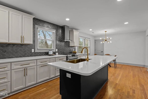 Private kitchen - Wofford Guest Charming 1-bedroom house in wonderful Raleigh with WiFi, AC (Raleigh)