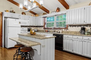 Microwave, dishwasher, coffee/tea maker, cookware/dishes/utensils - This cute home is one level with just a couple of steps, perfect for Elderly (Townsend)