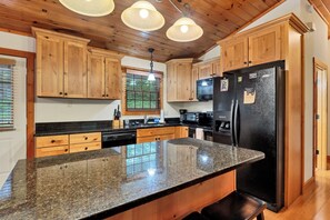 冷蔵庫、電子レンジ、オーブン、コンロ