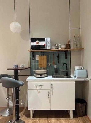 Réfrigérateur, micro-ondes, plaque de cuisson, bouilloire électrique