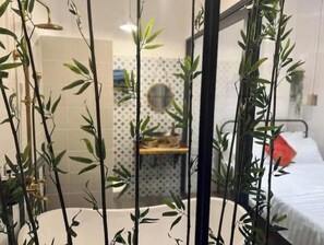 1 habitación, tabla de planchar con plancha, wifi gratis y ropa de cama 
